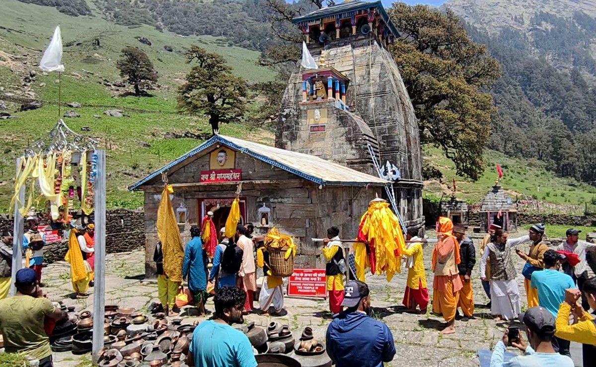 Devotees at Lord Tungnath, the world's highest Shiva temple and the third Kedar…