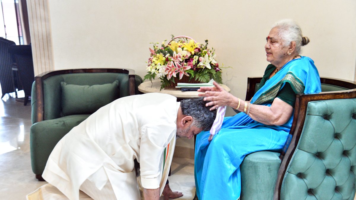 Karnataka CM-designate Shivakumar seeks mother’s blessings before oath