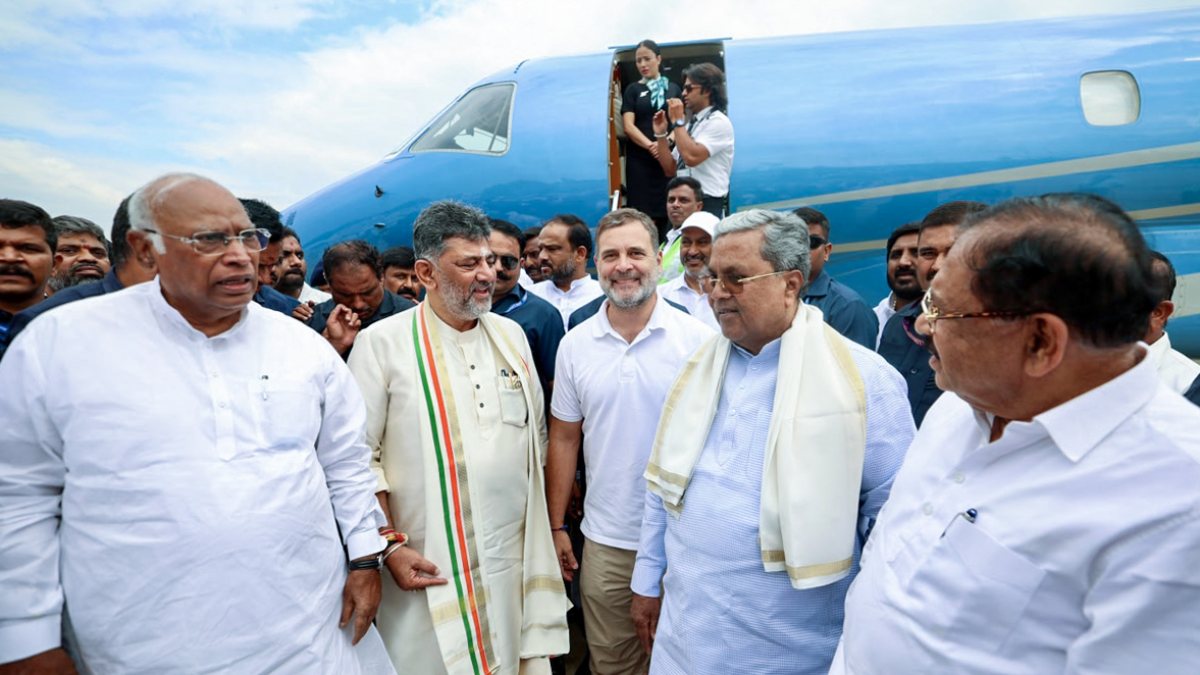 Congress leaders Kharge, Gandhi welcomed by Karnataka CM-designate Shivakumar