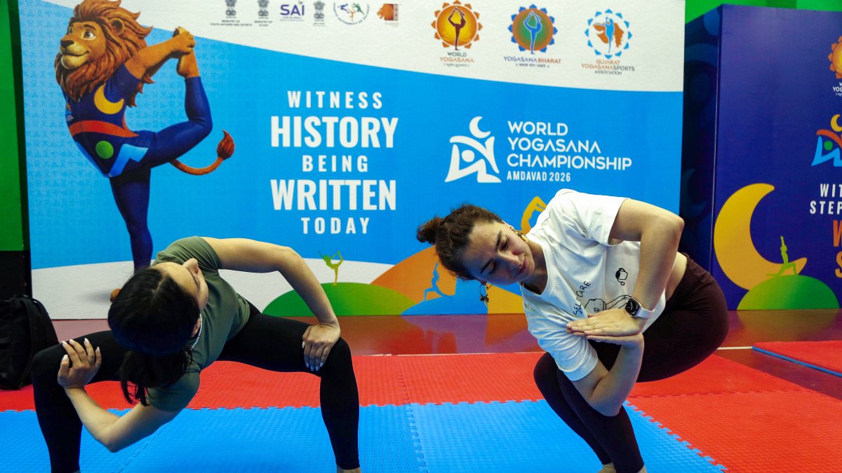 Armenian athletes practice yoga ahead of World Yogasana Championship
