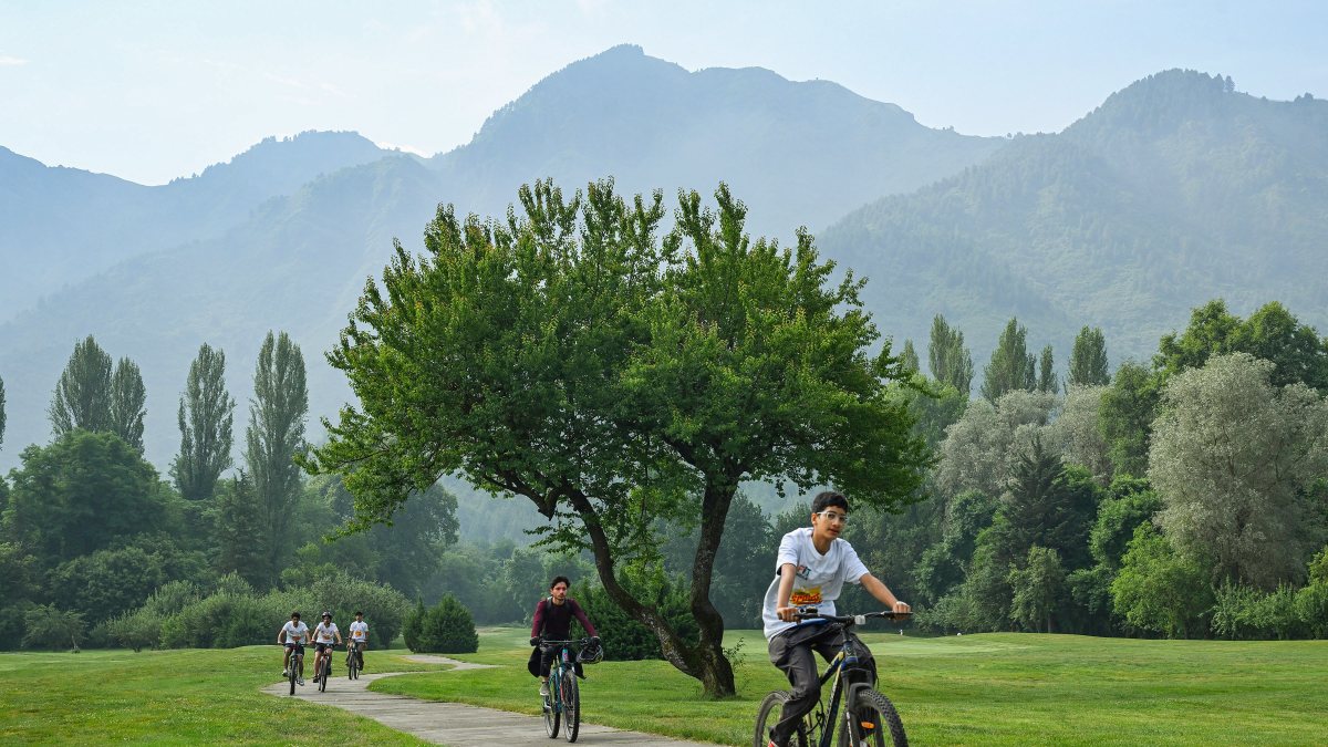 Cyclists pedal through Srinagar on World Bicycle Day