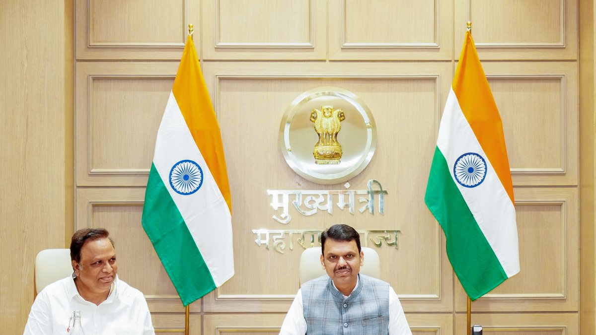 Maharashtra CM Fadnavis chairs meeting on Film City development