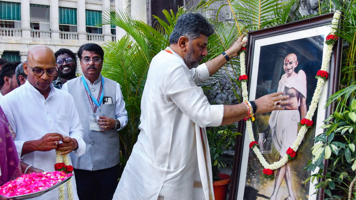 Karnataka CM DK Shivakumar pays tribute to Mahatma Gandhi