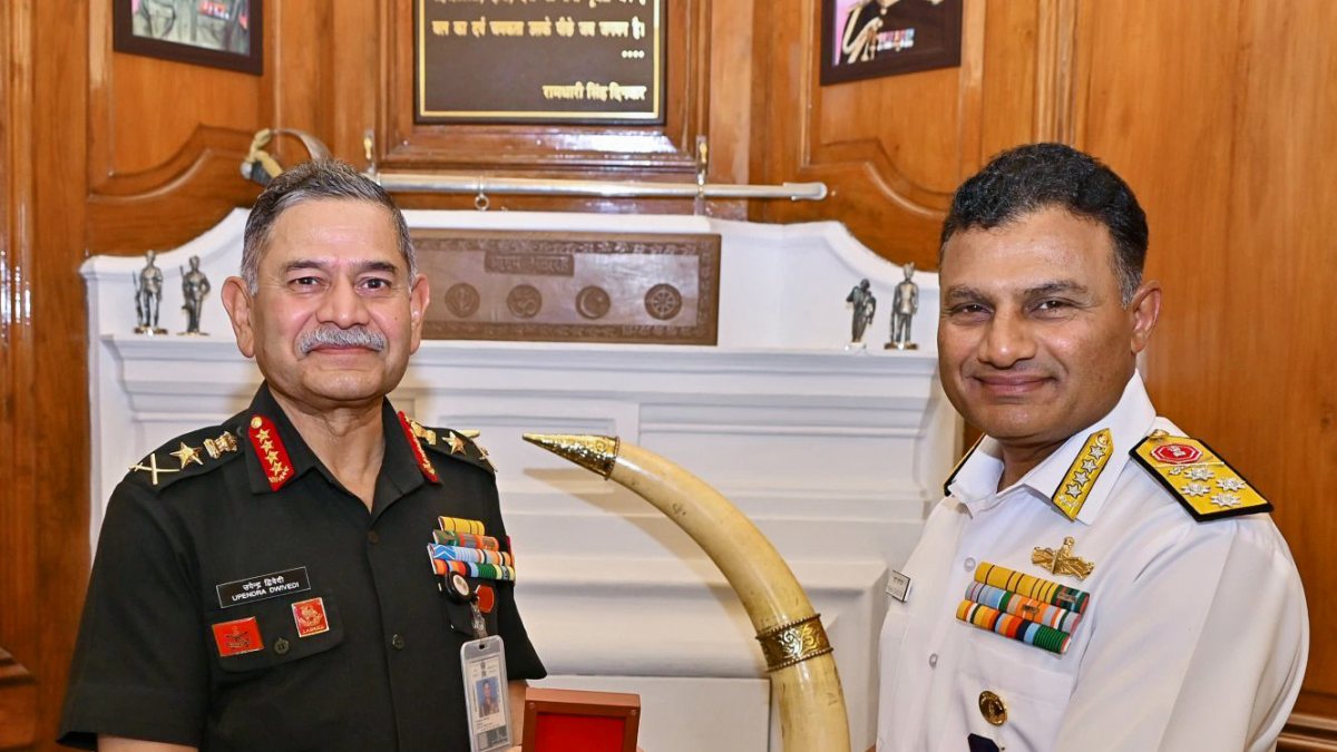 Navy chief calls on army chief in New Delhi
