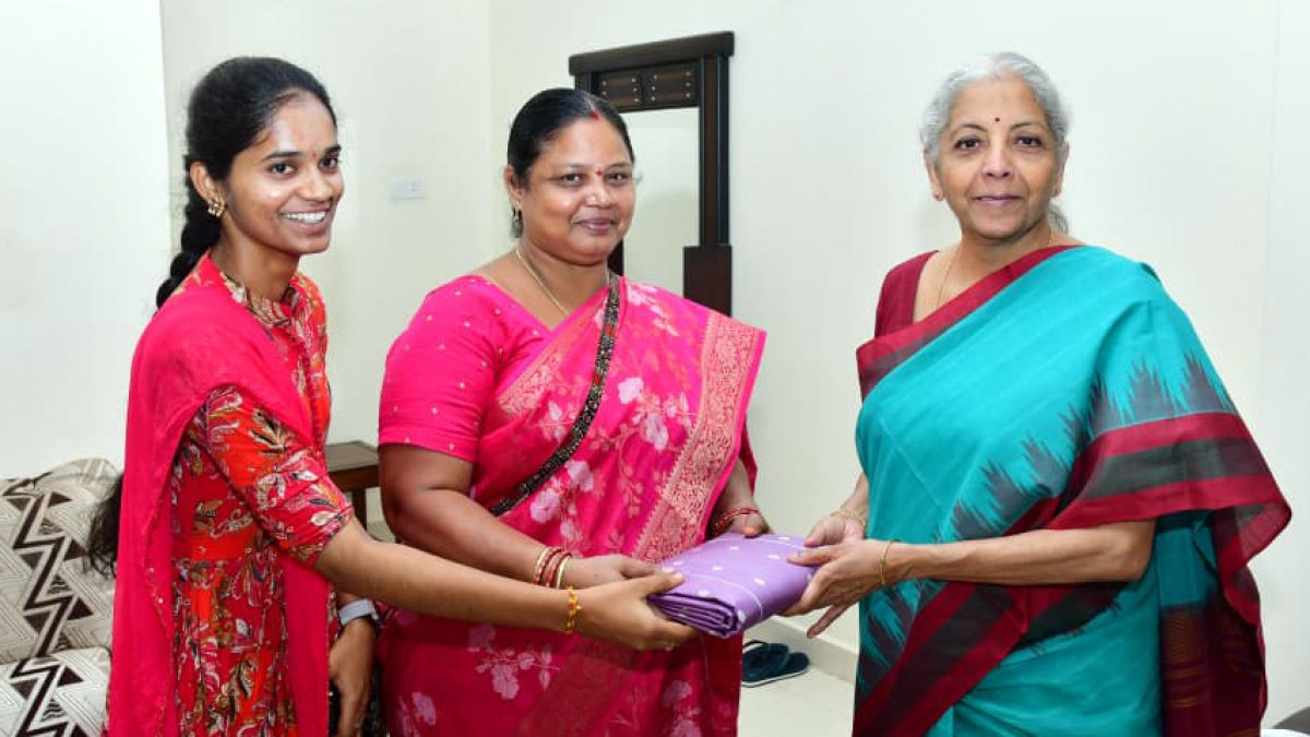 Sitharaman receives Gadwal saree from weavers in Mahbubnagar
