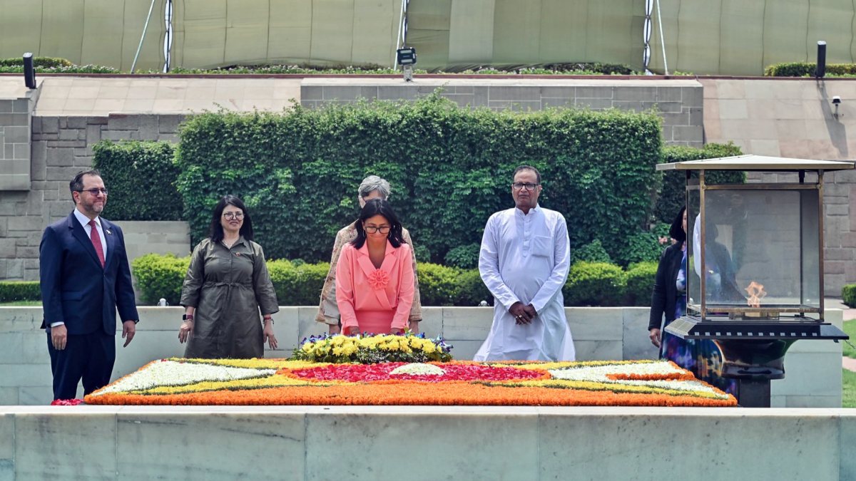 Venezuelan acting president pays tribute to Mahatma Gandhi at Rajghat