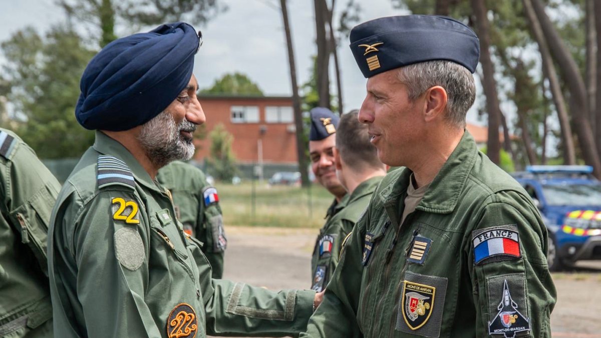 Air chief interacts with French Navy officials at Mont-de-Marsan