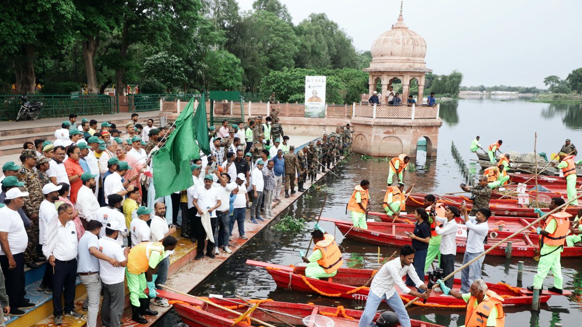 Lucknow mayor, UP minister flag off Gomti river cleaning boat