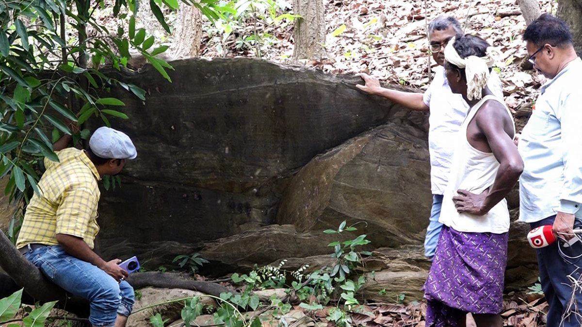 Archaeologists discover a rare 7th-8th century rock art site in the foothills…