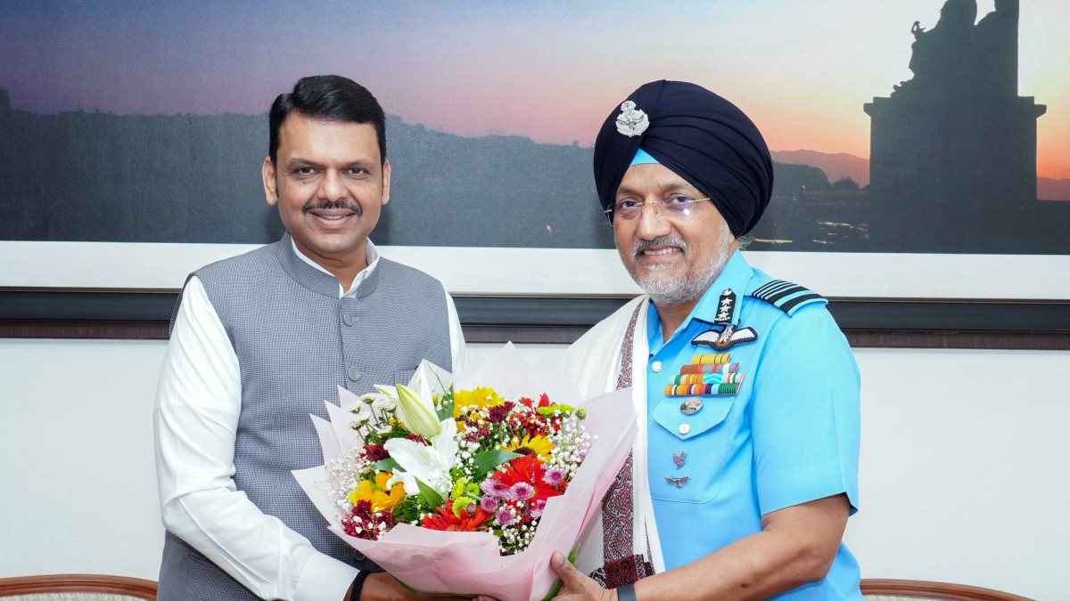 Air Marshal Tejinder Singh meets Maharashtra CM Devendra Fadnavis