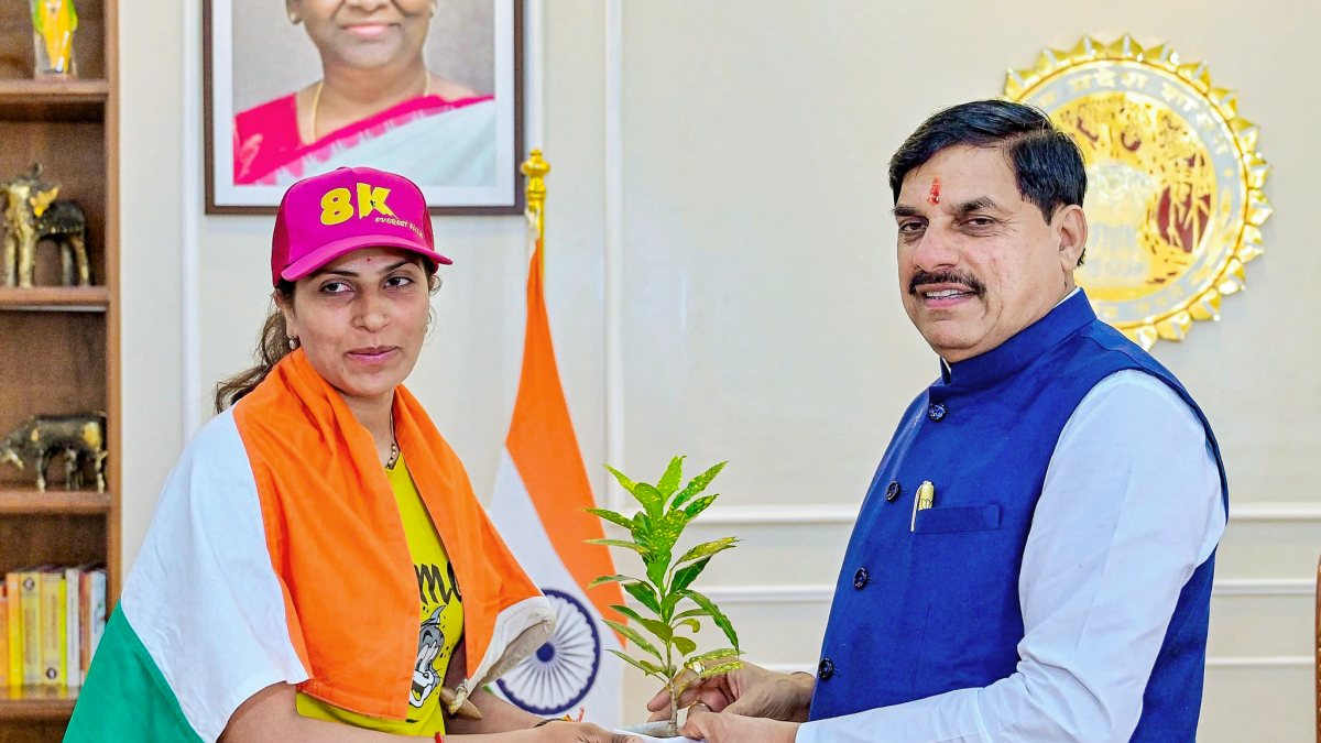 Madhya Pradesh Chief Minister Mohan Yadav meets Anjana Yadav, who scaled the…