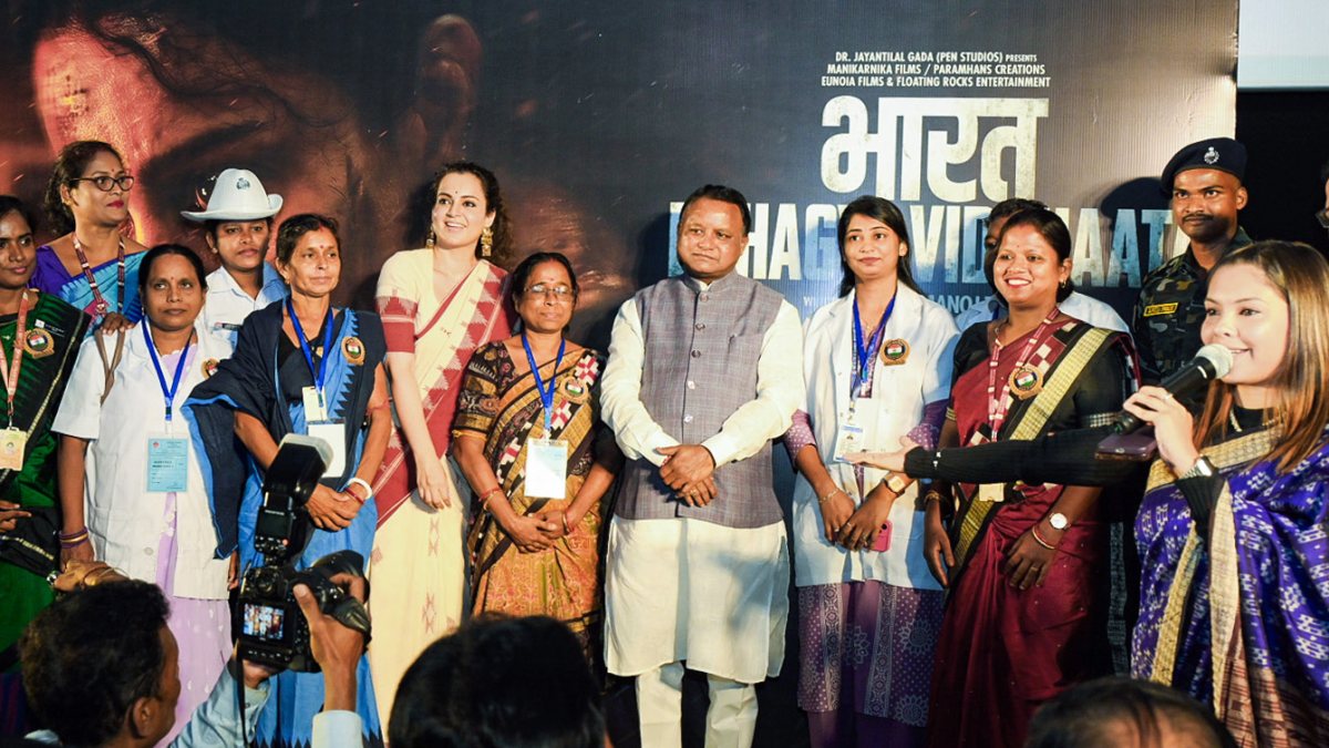 Odisha CM Majhi and Kangana Ranaut at film screening
