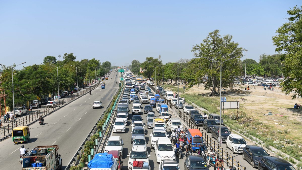 Traffic snarls on Haridwar highway amid tourist rush