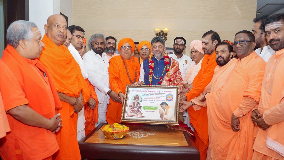 Karnataka CM DK Shivakumar felicitated by Veerashaiva Shivacharya group