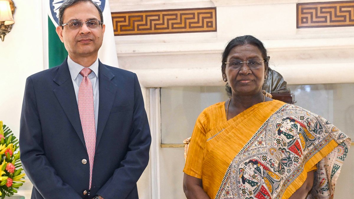 Governor of Reserve Bank of India Sanjay Malhotra calls on President Droupadi…