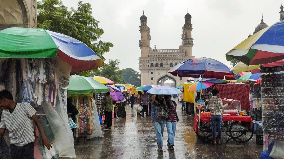 Heavy rain catches Hyderabad visitors and vendors off guard near Charminar