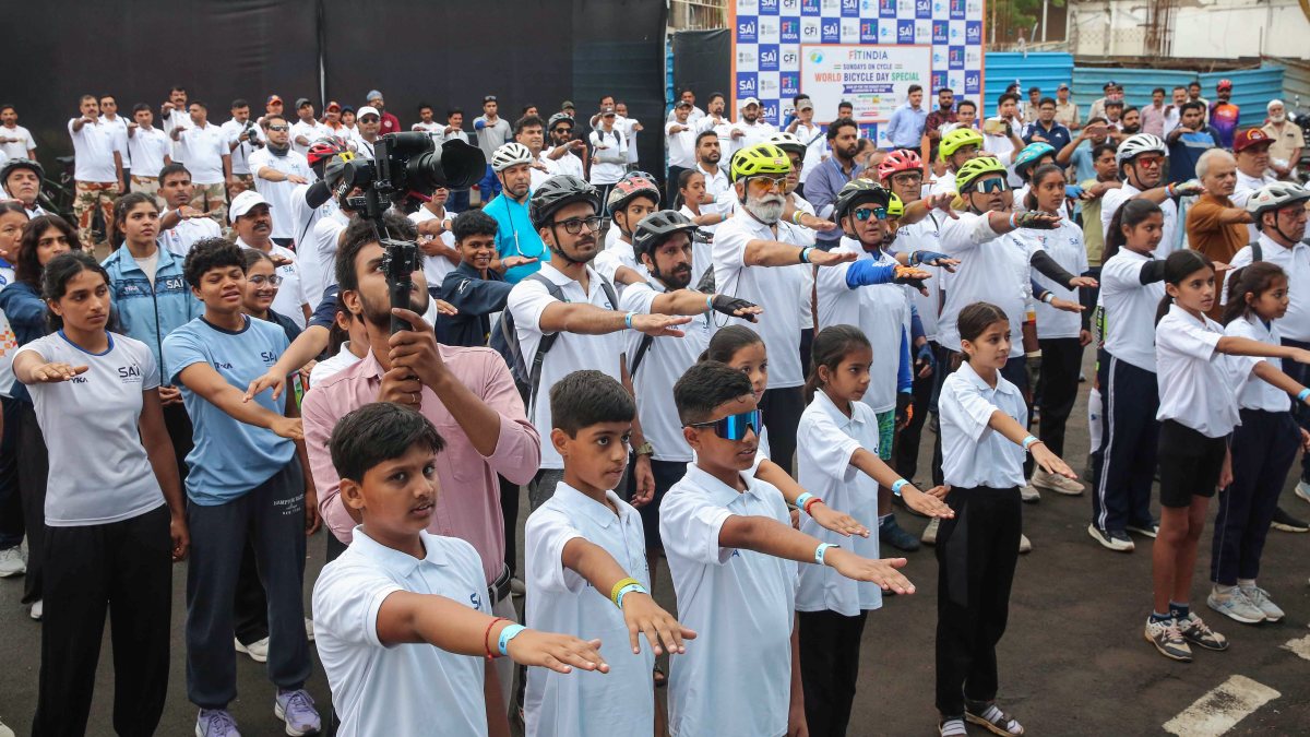 Participants take pledge at World Cycle Day bicycle rally in Bhopal
