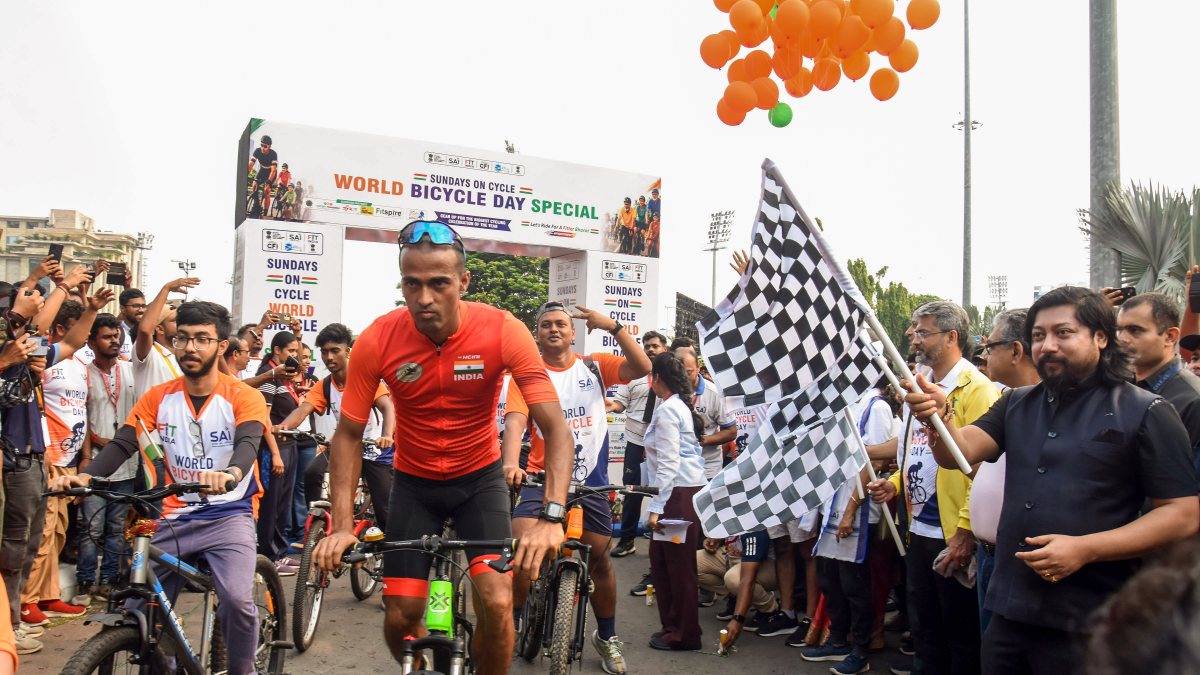 West Bengal sports minister flags off 'Sundays on Cycle' rally