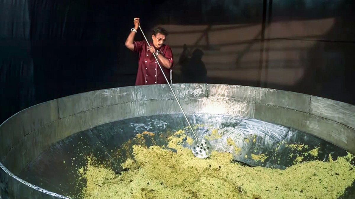 Chef Vishnu Manohar prepares 3000 kg 'Tarri Poha' for World Poha Day 2026