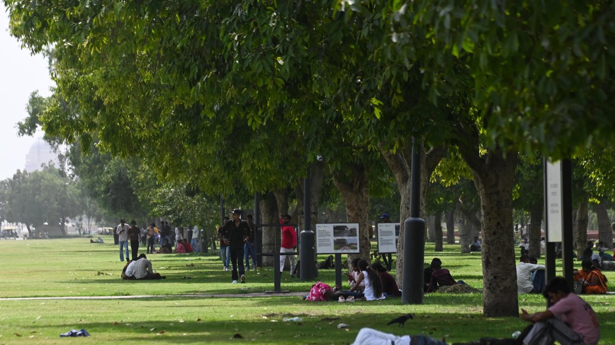 People seek shade from scorching heat at Kartavya Path