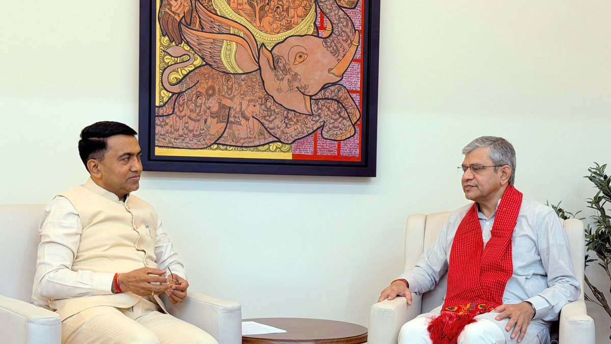Goa CM Sawant meets Union minister Vaishnaw on railway, IT projects