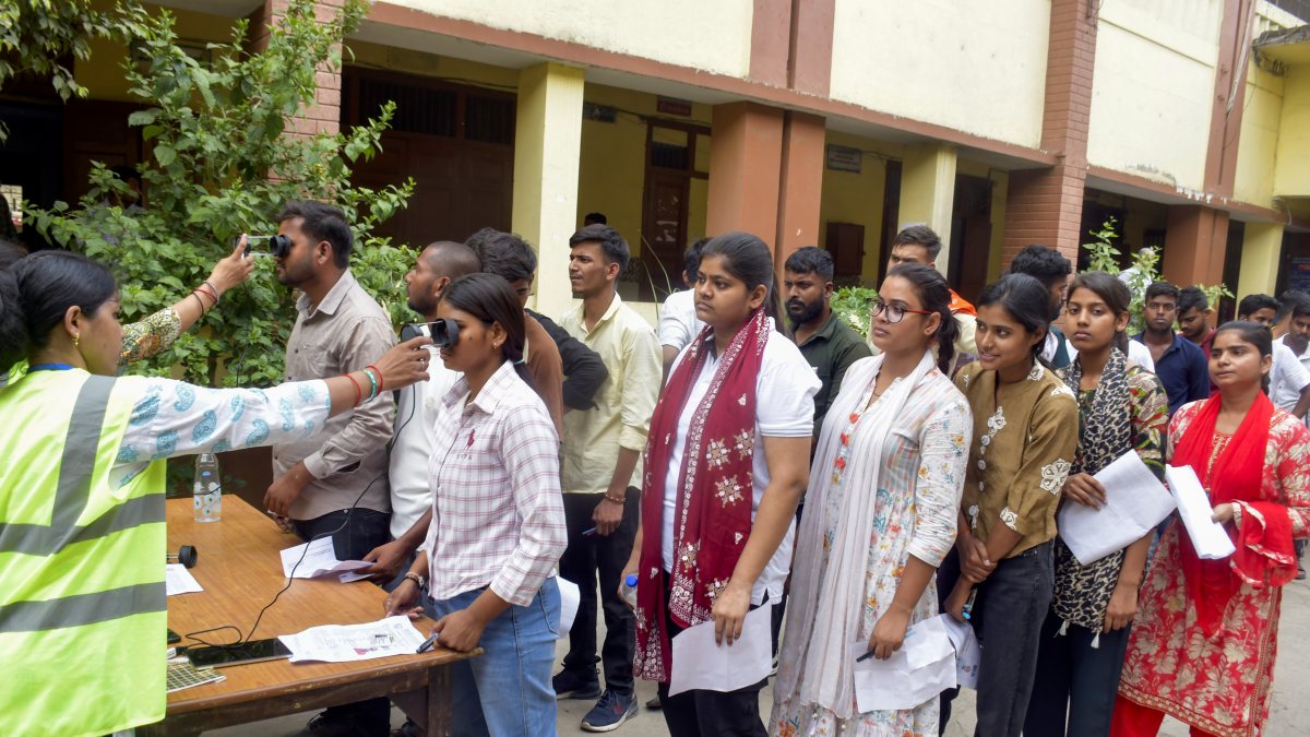 Uttar Pradesh police constable aspirants queue for e-KYC verification