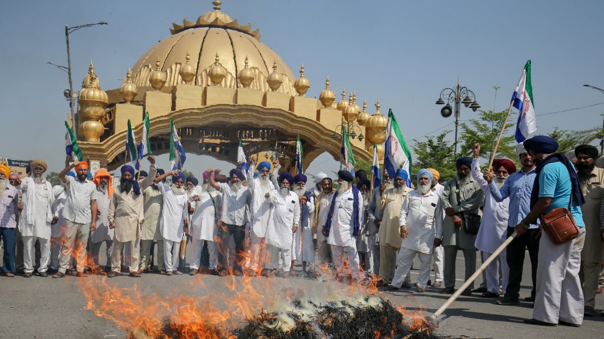 Farmers burn urea shortage effigy in Amritsar protest