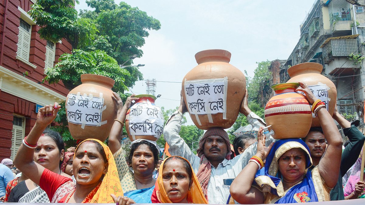 Earthen pot makers rally in Kolkata for clay access