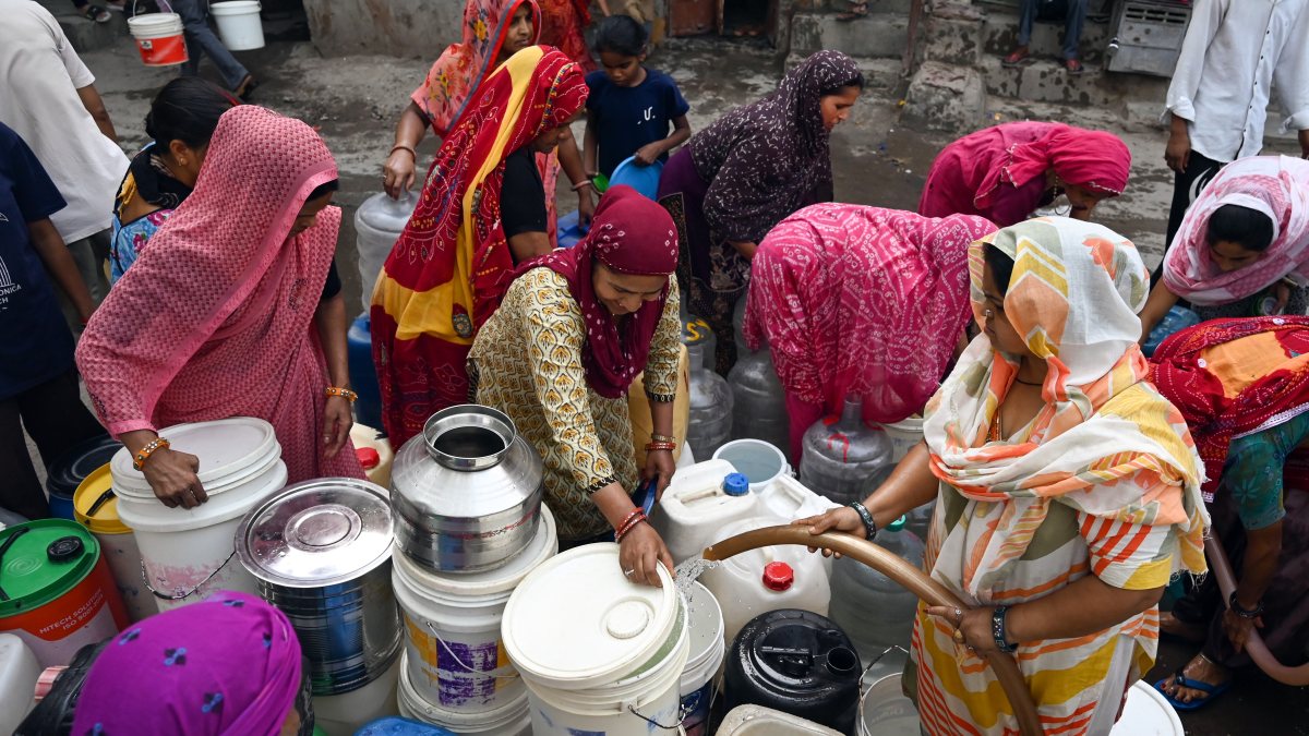 Delhi women collect water from tanker amid severe water crisis
