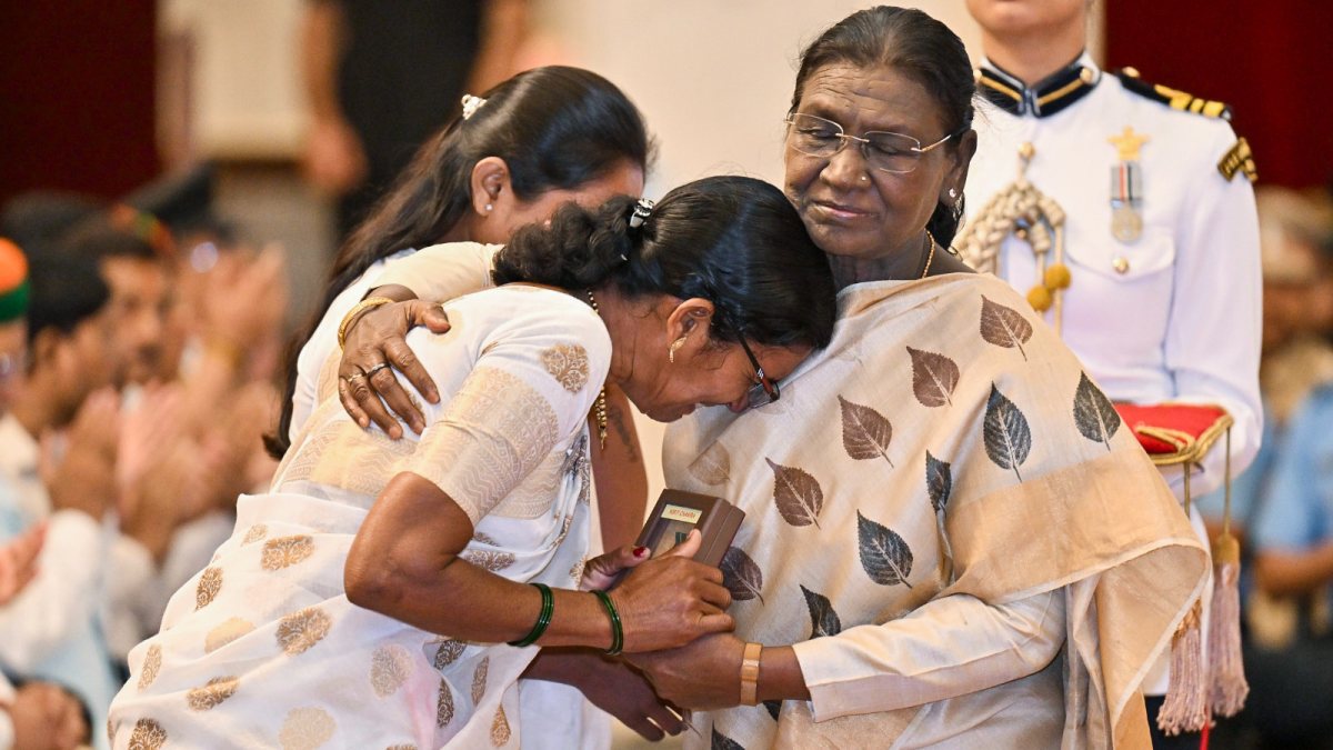 President Droupadi Murmu confers the Kirti Chakra upon Sepoy Janjal Pravin…