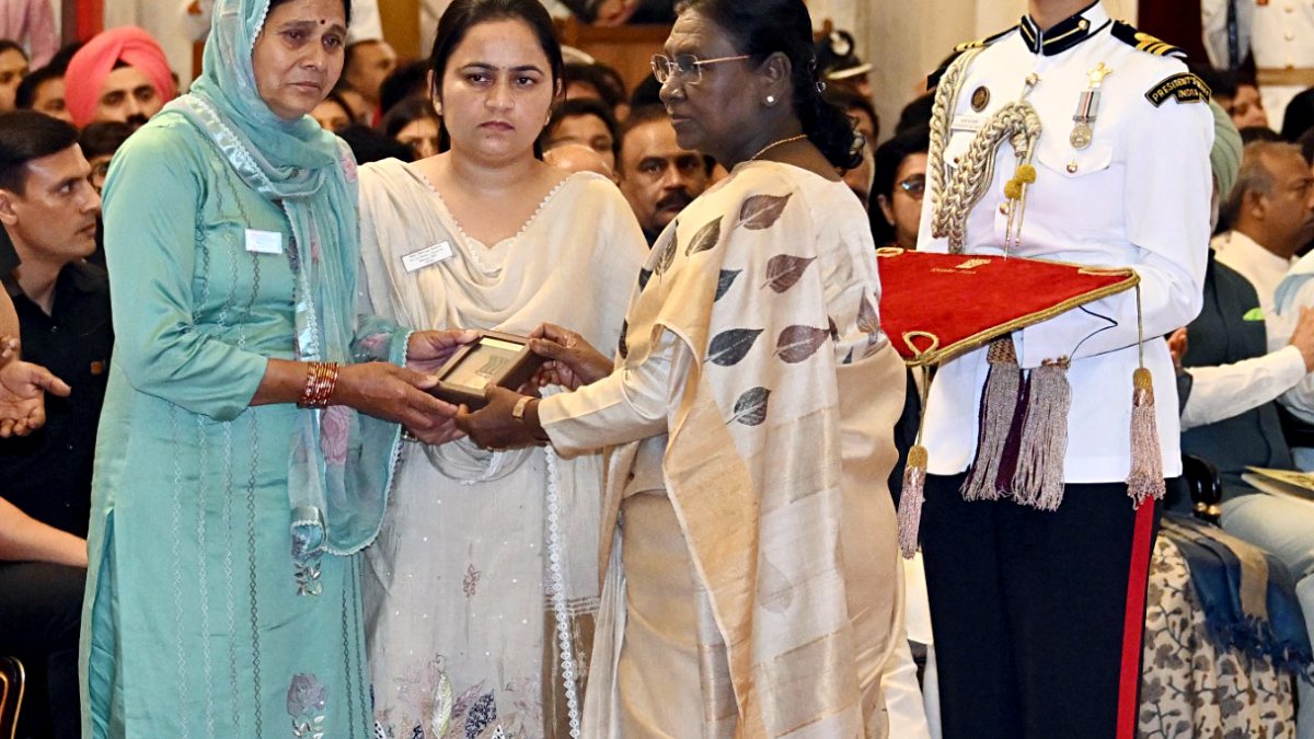 President Droupadi Murmu confers the Shaurya Chakra upon Lance Dafadar Baldev…