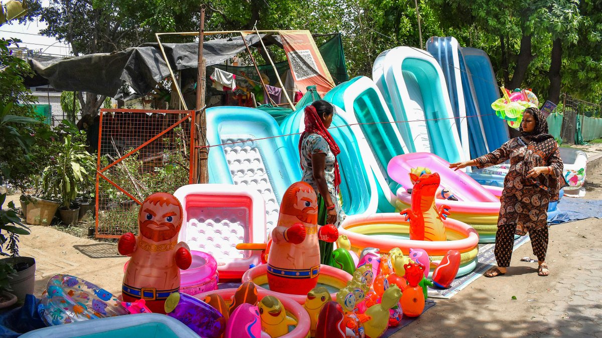 Woman sells inflatable bathtubs for kids in Ghaziabad