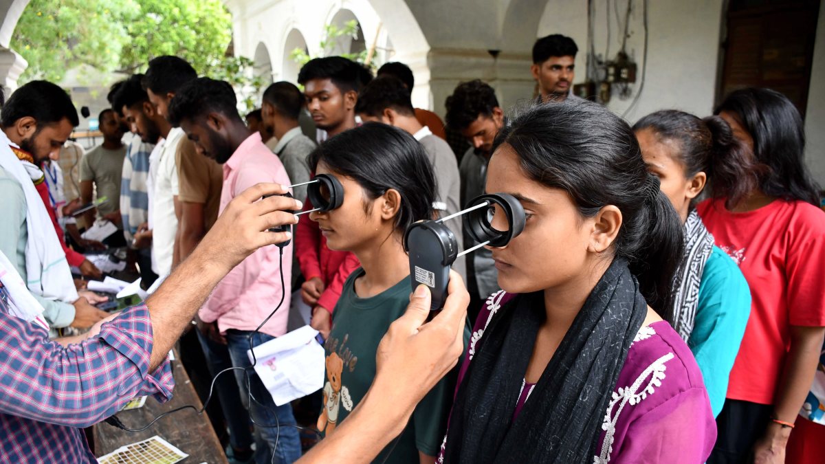 Aspirants of the Uttar Pradesh Police constable recruitment examination stand…