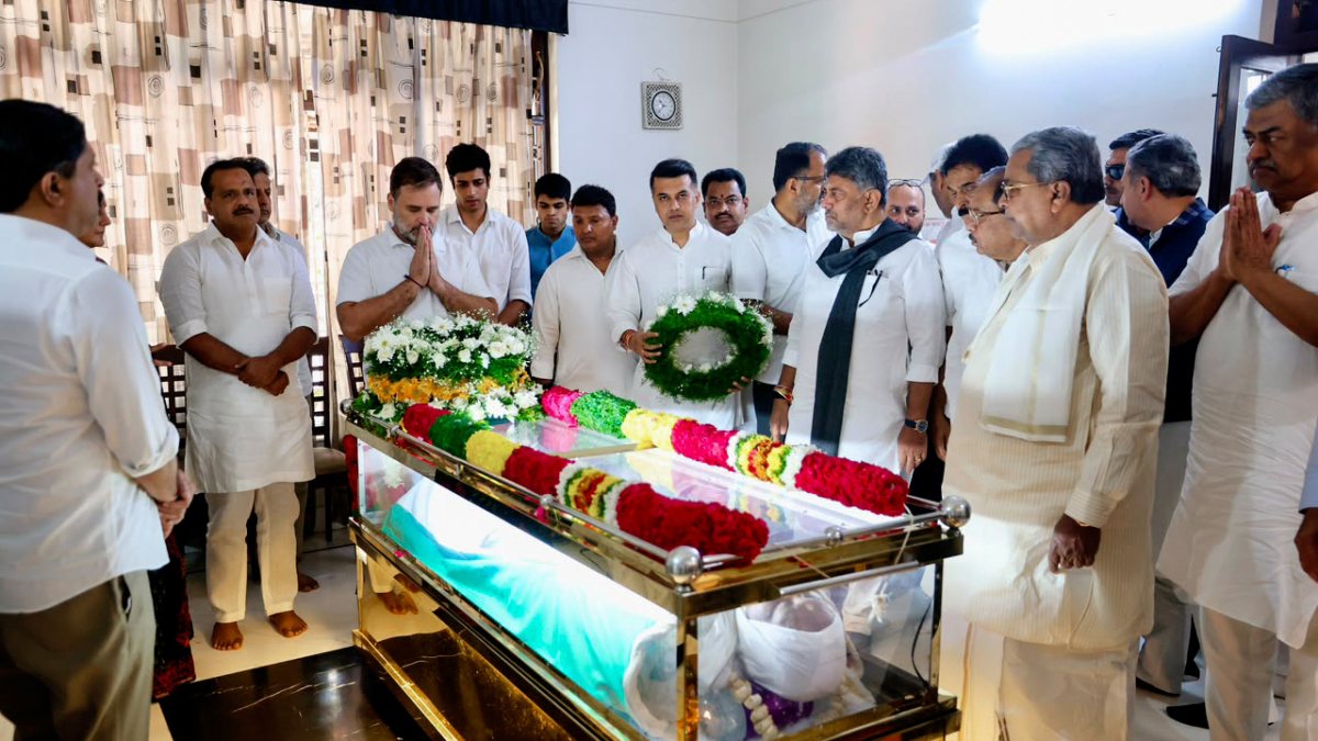 Rahul Gandhi pays tribute to AICC secretary Suraj Hegde in Bengaluru