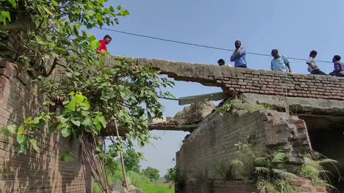 Old bridge over Dhanauti river collapses in Bettiah
