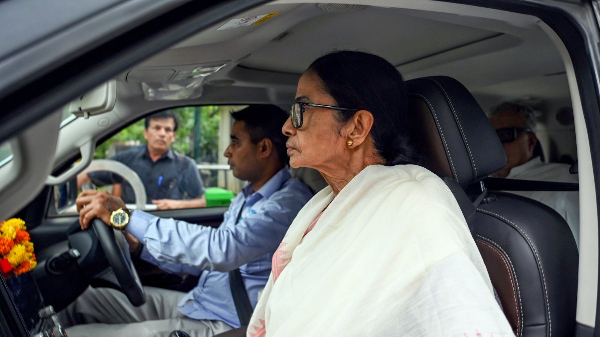 Mamata Banerjee leaves Sonia Gandhi's residence after meeting