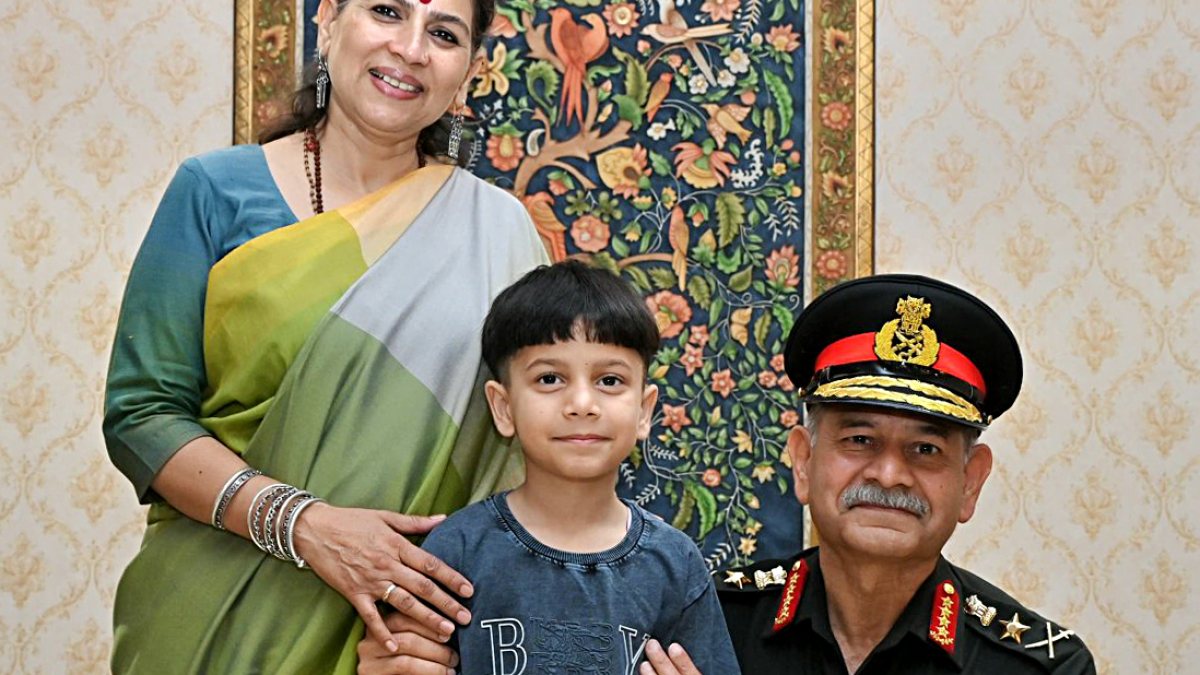 Army chief, wife meet gallantry awardee’s child