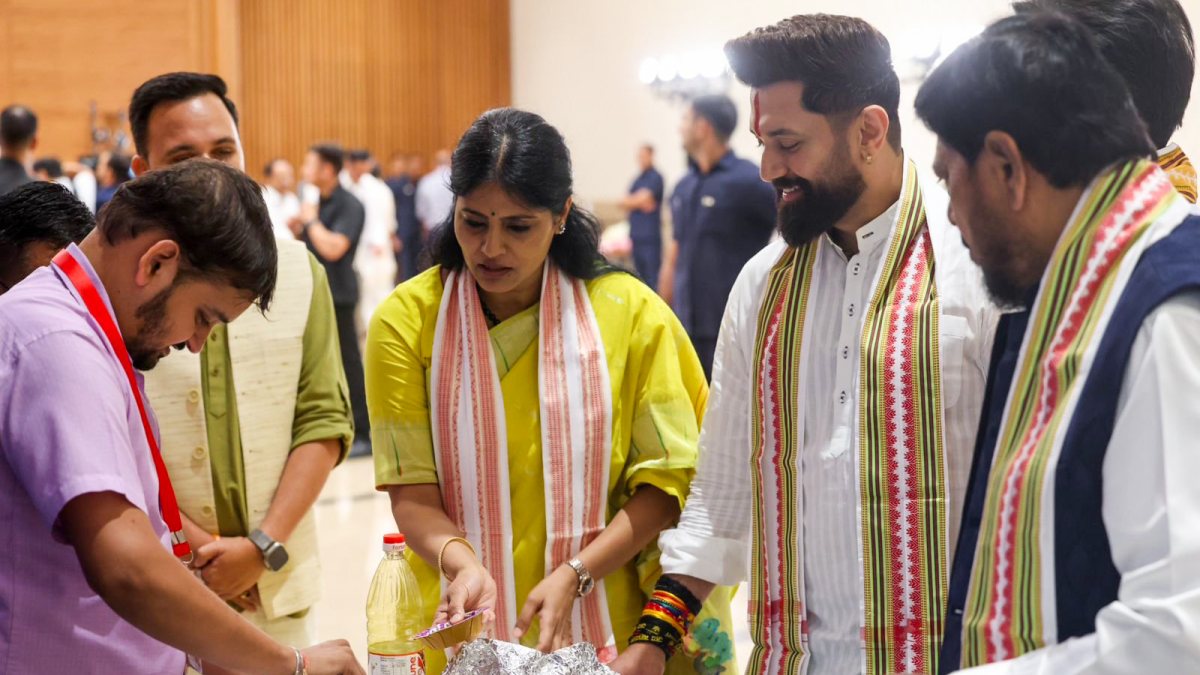 NDA leaders take jhalmuri break at meeting in Delhi