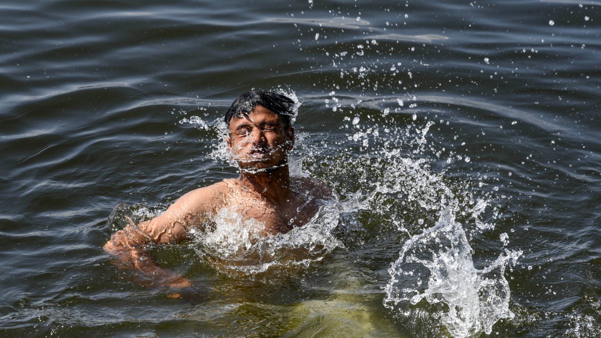Man takes a dip in Dal Lake to beat the heat