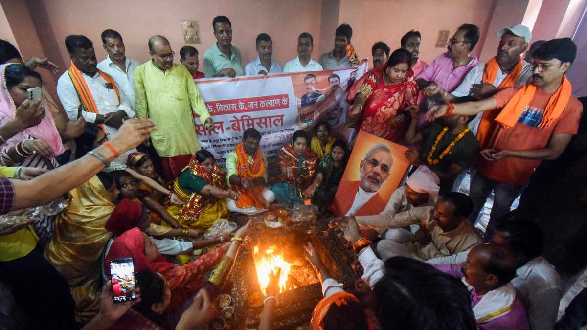 BJP MLA performs hawan for Modi govt's 12 years in Patna