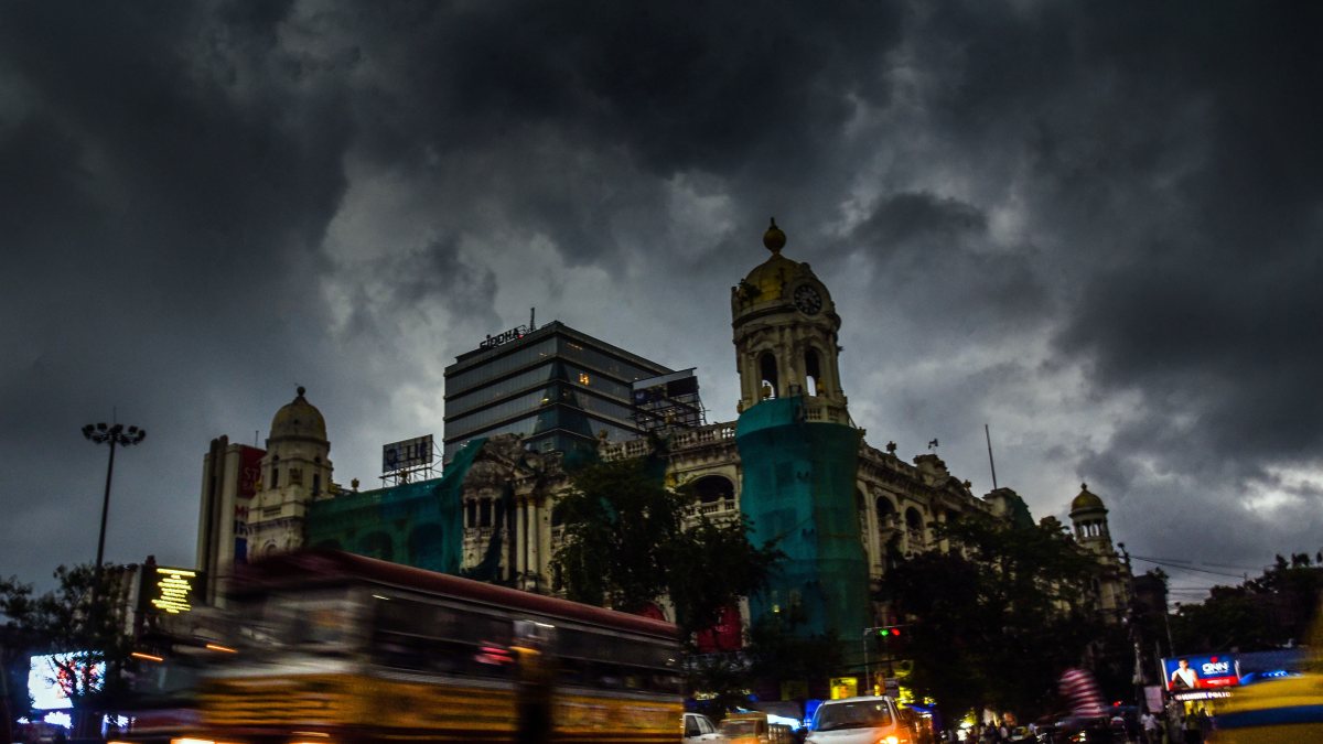 Kolkata traffic crawls under dark storm clouds as heavy rain hits