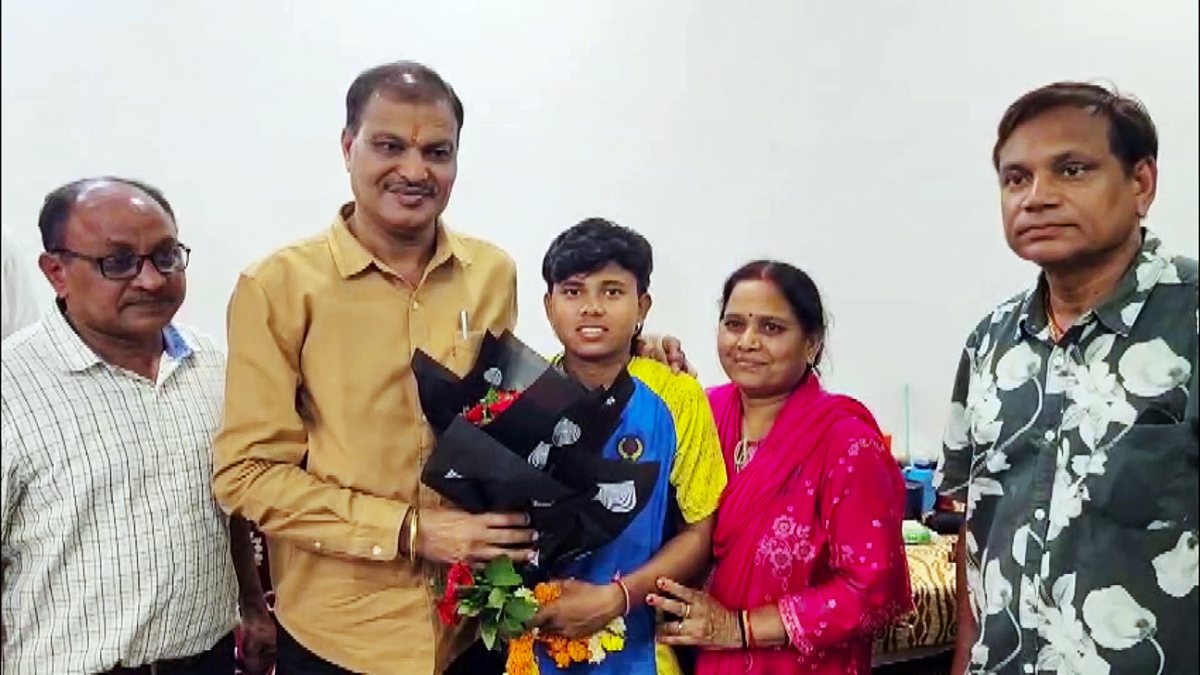 Indian Women Cricketer Mahak Narwase with her family members after being…