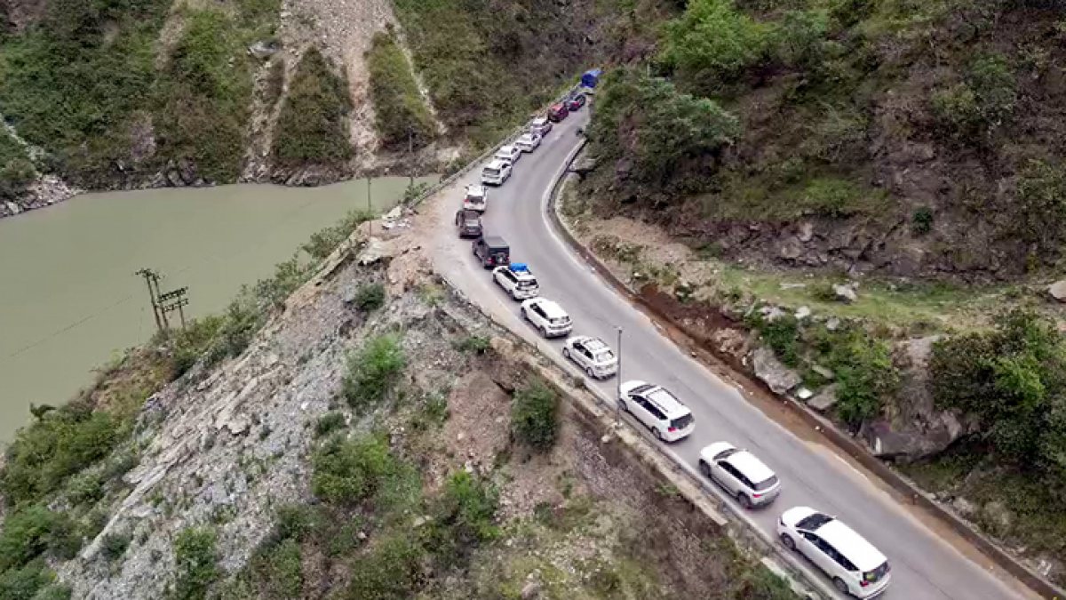 Long queue of cars on Mandi-Kullu road as tourists head to Manali