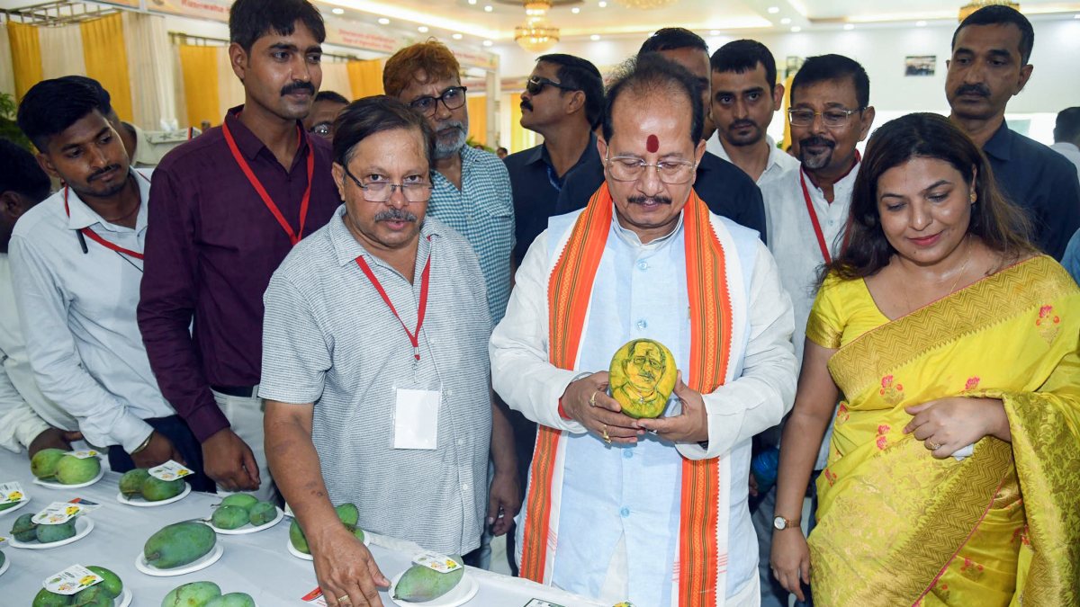 Bihar agriculture minister inspects mango varieties at Patna festival