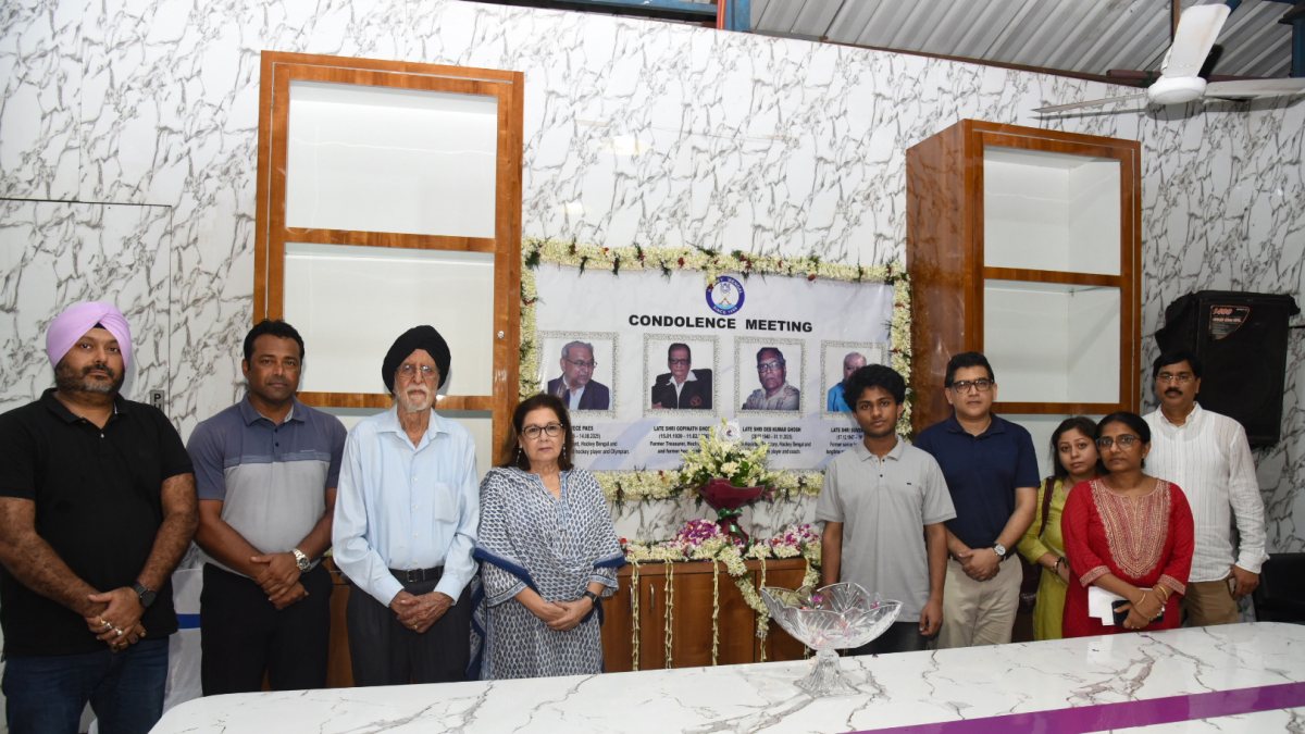 Leander Paes and Gurbax Singh attend hockey condolence meet in Kolkata