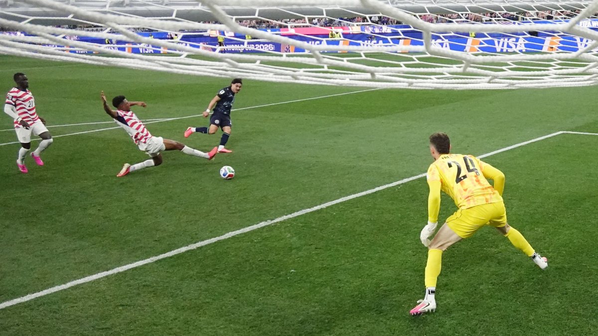 US beats Paraguay 2-1 in World Cup Group D opener