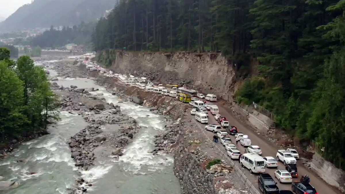 Long queue of cars on Kullu-Manali road as tourists head to Manali