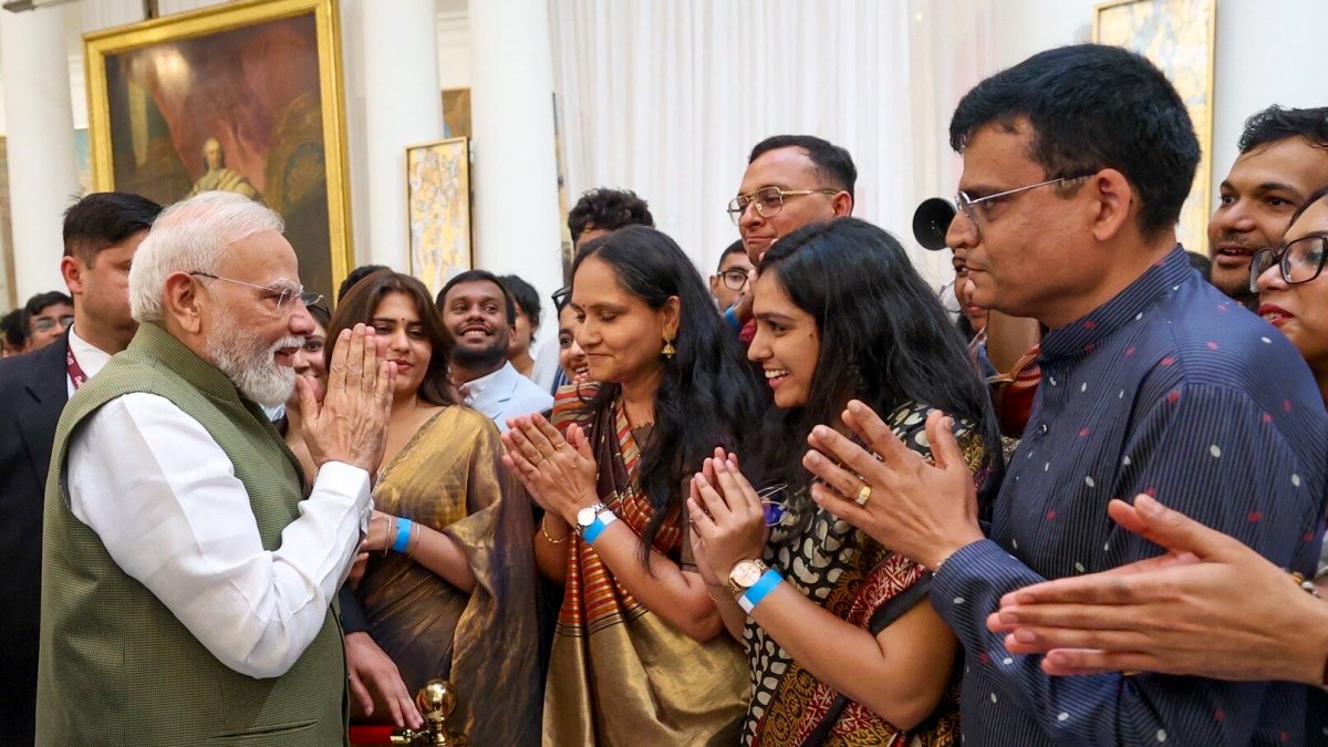 Modi receives warm welcome from Indian diaspora in Nice