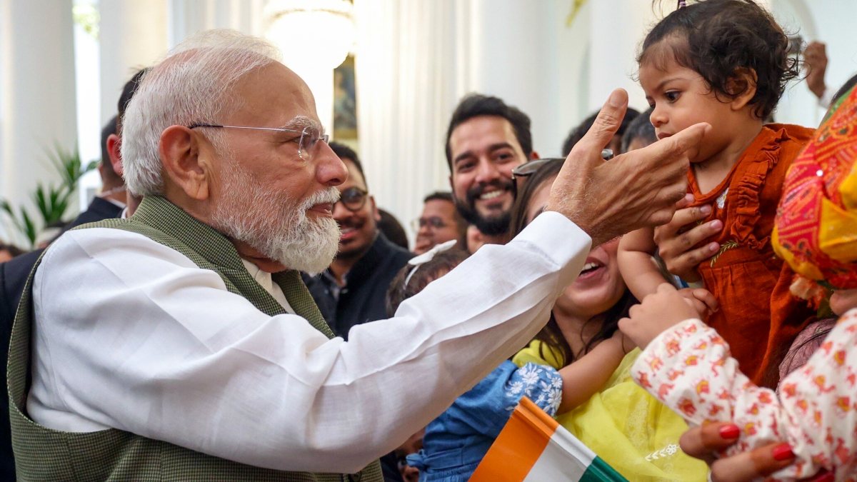 Modi greeted by Indian diaspora in Nice, France