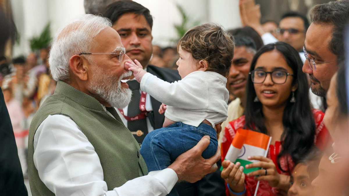 Modi receives warm welcome from Indian diaspora in Nice